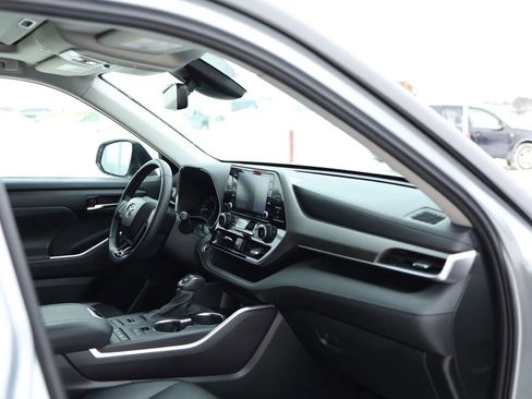 Used 2021 Toyota Highlander XLE AWD/4WD image 54