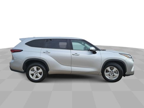 Used 2024 Toyota Highlander LE FWD image 9