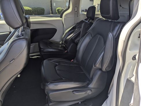 Used 2023 Chrysler Pacifica Touring-L image 8