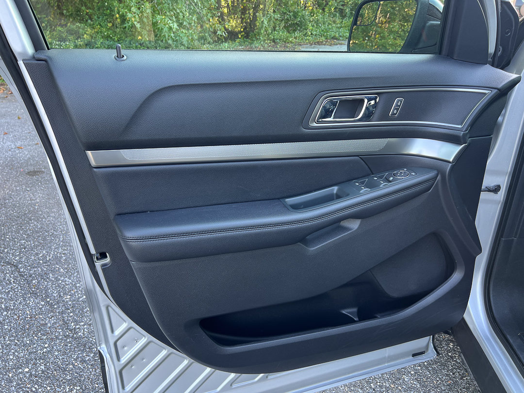 Used 2018 Ford Explorer XLT w/ Equipment Group 201A FWD image 15