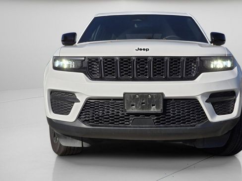 Used 2024 Jeep Grand Cherokee Altitude AWD/4WD image 3