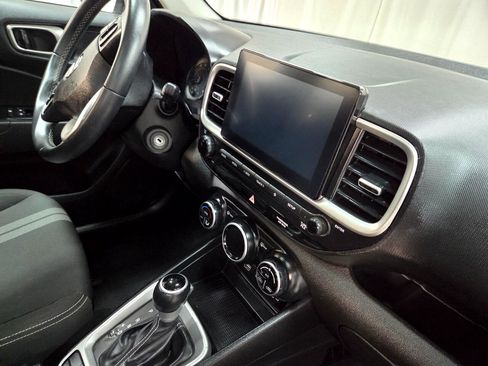 Used 2022 Hyundai Venue SEL image 22
