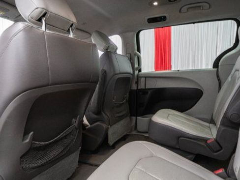 Used 2018 Chrysler Pacifica Touring-L FWD image 31