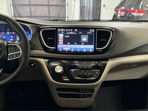 Used 2022 Chrysler Pacifica Touring-L FWD image 18