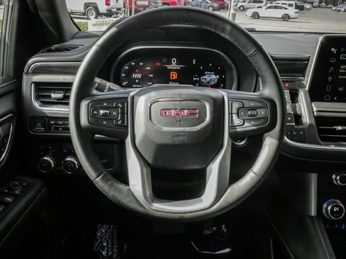 Used 2023 GMC Yukon XL SLT image 18