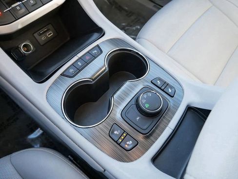 Used 2023 GMC Acadia SLT image 24