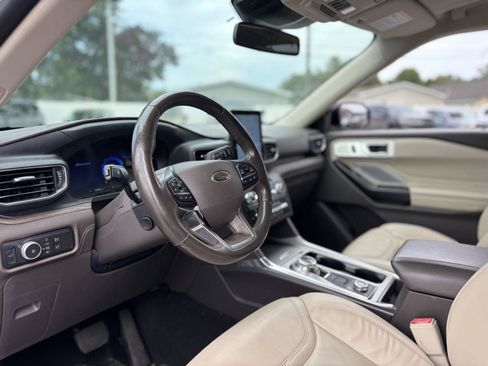 Used 2020 Ford Explorer Platinum w/ Premium Technology Package AWD/4WD image 14