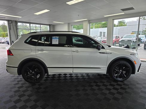 Used 2024 Volkswagen Tiguan SE R-Line AWD/4WD image 2