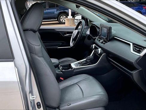 Used 2020 Toyota RAV4 XLE AWD/4WD image 9