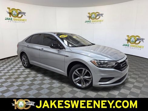 Used 2019 Volkswagen Jetta R-Line w/ R-Line Cold Weather Package FWD image 1