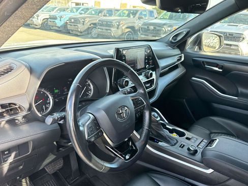 Used 2021 Toyota Highlander XSE AWD/4WD image 10