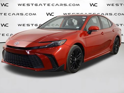 Used 2025 Toyota Camry SE image 1