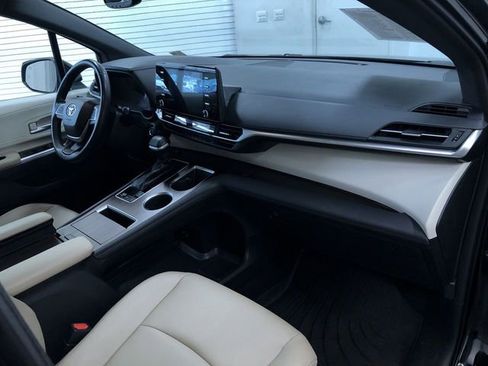 Used 2023 Toyota Sienna XLE image 23