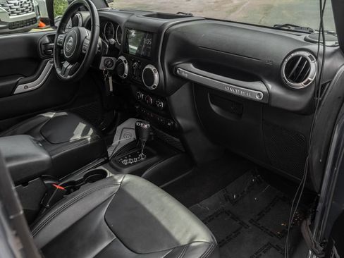 Used 2017 Jeep Wrangler Unlimited Sahara w/ Connectivity Group AWD/4WD image 31