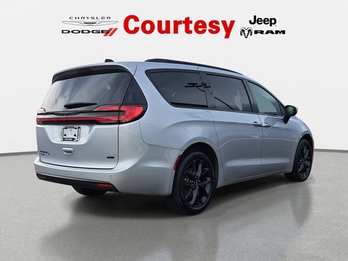 Certified 2023 Chrysler Pacifica Touring-L w/ Uconnect Theater Family Group AWD/4WD image 3