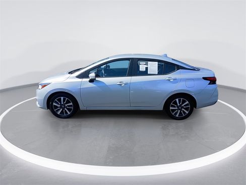 Used 2022 Nissan Versa SV image 5