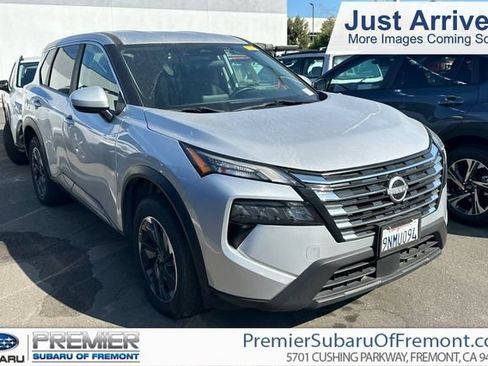 Used 2024 Nissan Rogue SV FWD image 1
