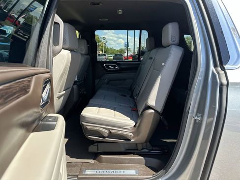 Used 2024 Chevrolet Suburban LT RWD image 27