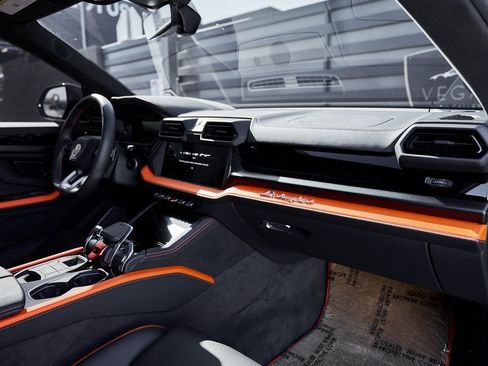 Used 2025 Lamborghini Urus SE image 43