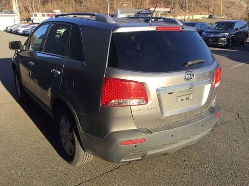 Used 2013 Kia Sorento LX w/ Convenience Pkg image 2