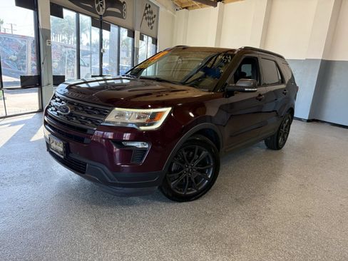 Used 2018 Ford Explorer XLT w/ Equipment Group 202A FWD image 3