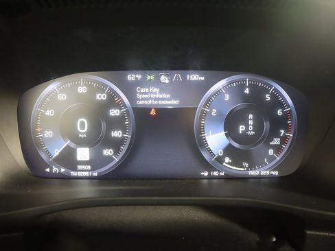 Used 2021 Volvo XC40 T5 R-Design image 43