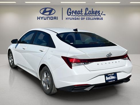 Used 2022 Hyundai Elantra SE w/ Preferred Accessory Package FWD image 3