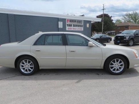 Used 2010 Cadillac DTS Luxury FWD image 4