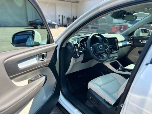 Used 2021 Volvo XC40 T5 Momentum w/ Premium Package AWD/4WD image 8