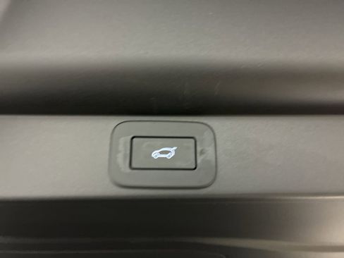 Used 2025 Land Rover Range Rover SE AWD/4WD image 9