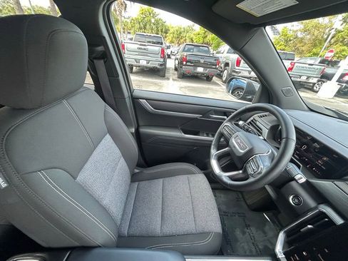 Used 2025 GMC Acadia Elevation image 26