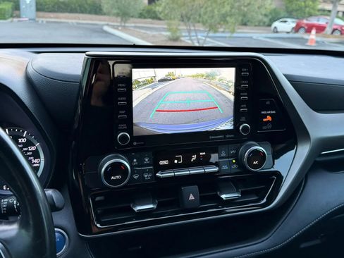 Used 2021 Toyota Highlander LE FWD image 21