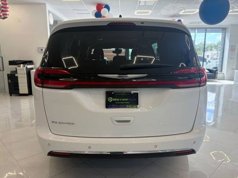 Used 2024 Chrysler Pacifica Touring-L FWD image 11