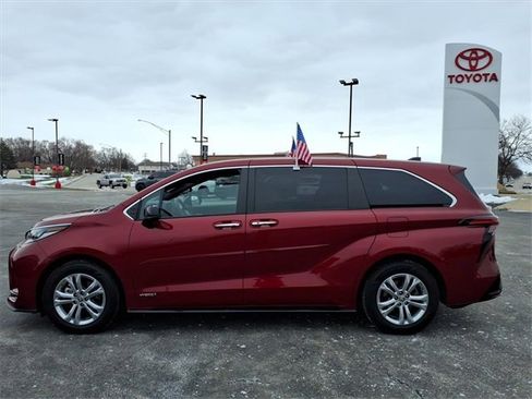 Certified 2021 Toyota Sienna XSE image 7