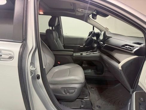Used 2021 Toyota Sienna XLE image 31