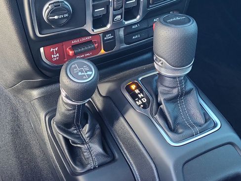 New 2025 Jeep Gladiator Mojave image 18