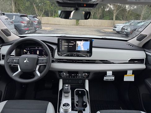 New 2025 Mitsubishi Outlander SE image 25