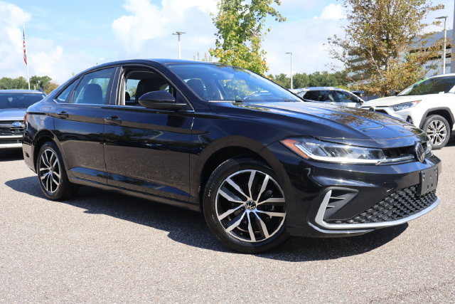 Used 2025 Volkswagen Jetta SE FWD image 1