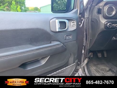 Used 2018 Jeep Wrangler Unlimited Sahara w/ Cold Weather Group AWD/4WD image 11
