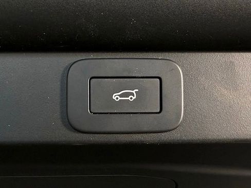 Certified 2025 Land Rover Range Rover SE image 17