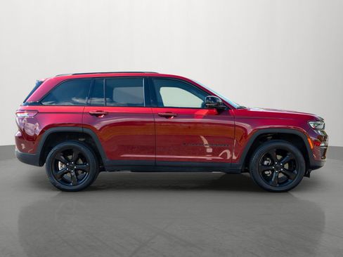 Used 2023 Jeep Grand Cherokee Limited w/ Black Appearance Package AWD/4WD image 8
