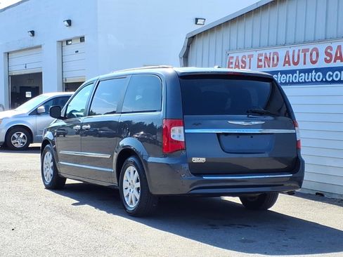 Used 2015 Chrysler Town & Country Touring w/ Driver Convenience Group FWD image 3