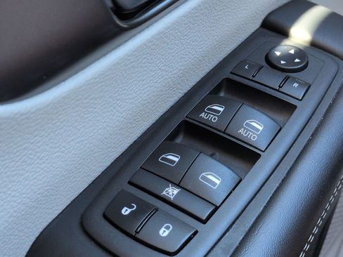 Certified 2024 Chrysler Pacifica Touring-L image 22