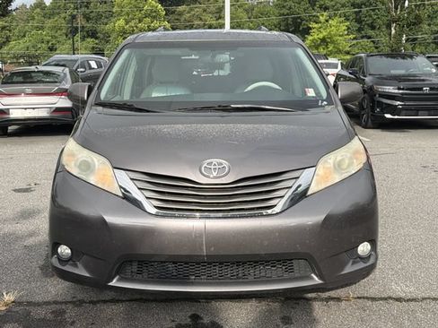 Used 2014 Toyota Sienna XLE FWD image 2