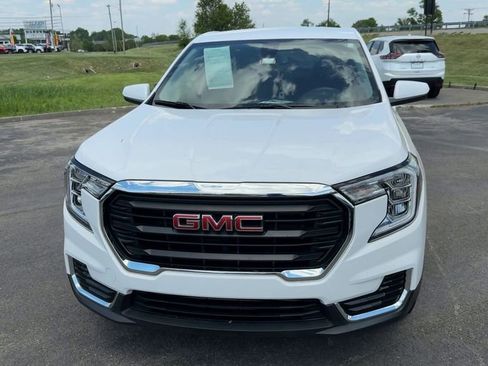 Used 2024 GMC Terrain SLE FWD image 2