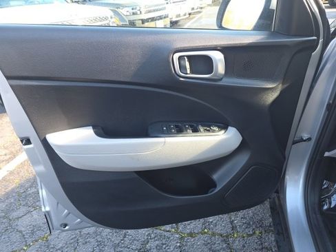 Used 2025 Hyundai Venue SEL image 8