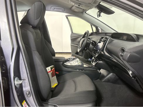 Used 2021 Toyota Prius LE image 6