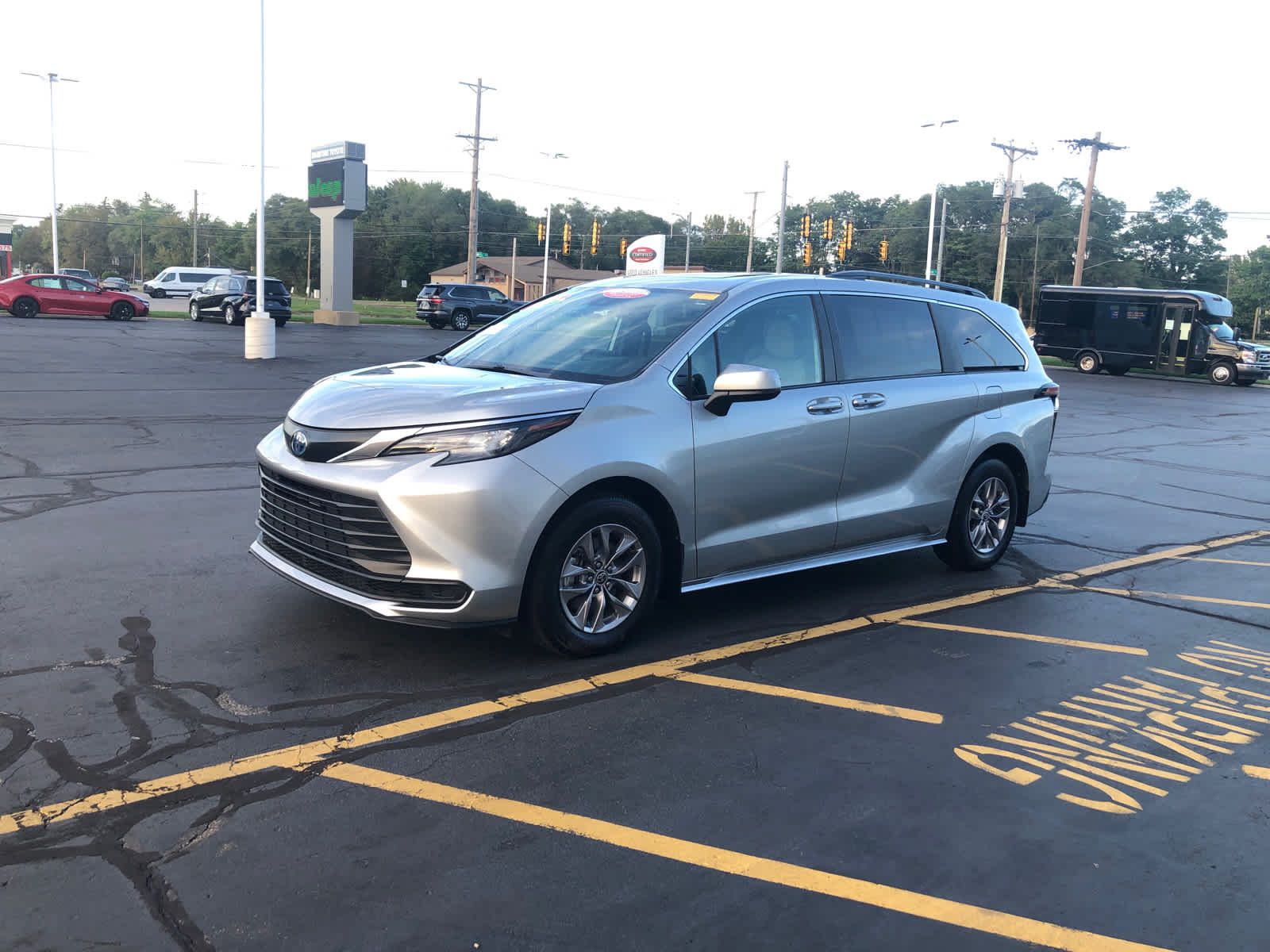 Certified 2025 Toyota Sienna LE w/ LE Plus Package FWD image 4