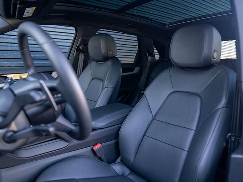 Certified 2025 Porsche Cayenne image 5