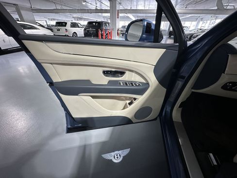Used 2023 Bentley Bentayga AWD/4WD image 16
